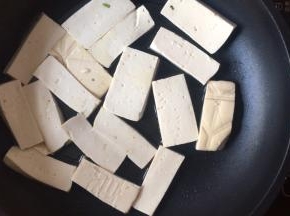 将豆腐块依次放入锅中；