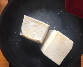 将豆腐洗净放入锅中，煮沸后熄火焯水2分钟即可；