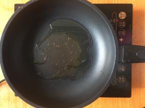 倒入适量油，烧至五分热；