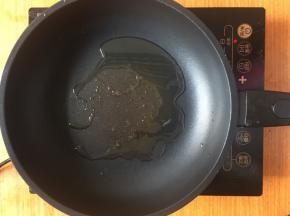 倒入适量油，烧至五分热；