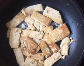 小心翻面，煎至2面金黄；