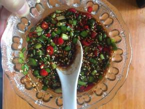 加入2勺生抽、1勺醋、半勺糖、1勺番茄酱、1勺芝麻、1勺烧烤料（也可由孜然粉、五香粉、胡椒粉、花椒粉等按自己喜好搭配）、3勺清水搅拌均匀；