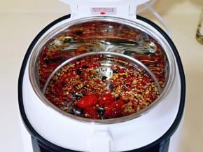 首先将泡好的红豆与杂粮倒入饭煲内胆中。