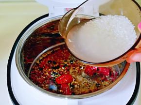 再加入淘干净的大米。(大米无需提前泡)