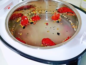 水位加到自己喜欢粥的口感位置即可，比如喜欢浓稠一点的，那么适当少添加一点纯净水，喜欢浓稠口感的，就适当减少水量。(但是水量不能低于最低水位线)