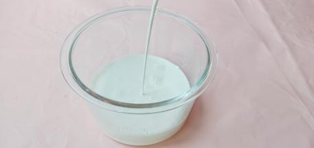 纯牛奶倒入美的BB智能电饭煲玻璃内胆【5mm厚的奶瓶级玻璃内胆，更加放心给宝贝吃】