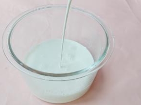 纯牛奶倒入美的BB智能电饭煲玻璃内胆【5mm厚的奶瓶级玻璃内胆，更加放心给宝贝吃】