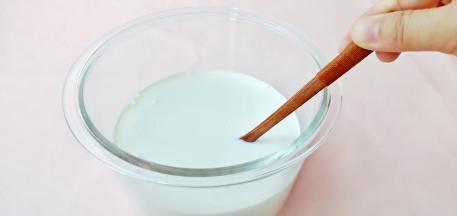 用勺子把菌粉与牛奶融合在一起【勺子必须是干净的，不能沾油星】