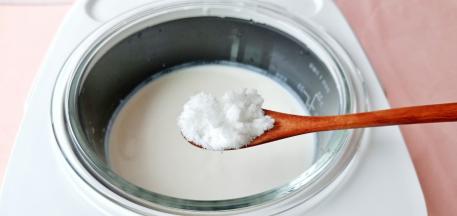 做好的酸奶加白糖或者蜂蜜调味。