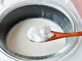 做好的酸奶加白糖或者蜂蜜调味。