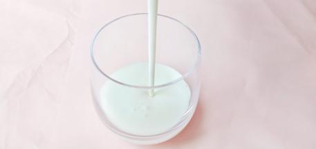 酸奶倒入杯子里。