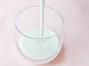 酸奶倒入杯子里。