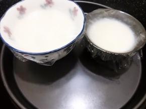 盖上保鲜膜中小火隔水蒸20分钟左右至凝固