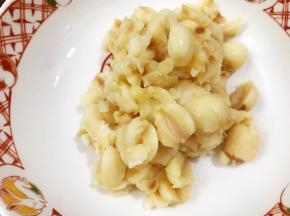 把莲子稍微压碎备用