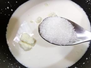 加入白糖搅拌均匀