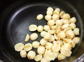 煮至绵软后沥一下水