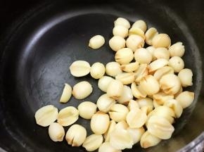 煮至绵软后沥一下水