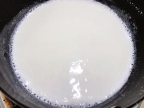 中小火加热至边缘沸腾后倒入碗里