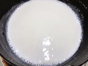 中小火加热至边缘沸腾后倒入碗里