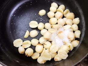 趁热加入白糖拌匀