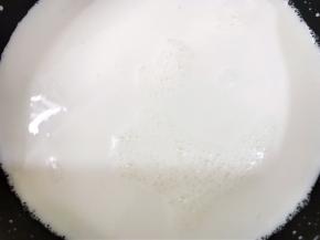 奶锅里加入牛奶