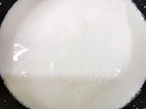 奶锅里加入牛奶