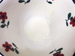 碗底留一些牛奶