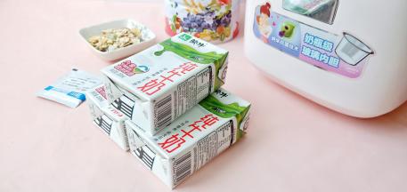 准备纯牛奶、菌粉、坚果燕麦片、美的BB智能电饭煲。