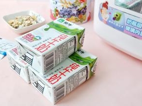 准备纯牛奶、菌粉、坚果燕麦片、美的BB智能电饭煲。