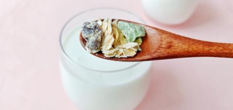 加水果坚果燕麦片，还可以加一点新鲜水果在里面。