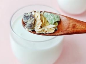 加水果坚果燕麦片，还可以加一点新鲜水果在里面。