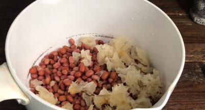 洗净掰碎，放入红豆锅中