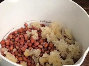 洗净掰碎，放入红豆锅中