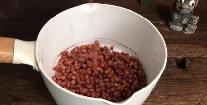 洗净沥水后放入锅中