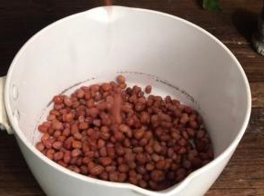 洗净沥水后放入锅中