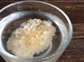 银耳提前浸泡3小时以上