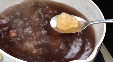 半小时后加入冰糖，继续熬煮20分钟左右