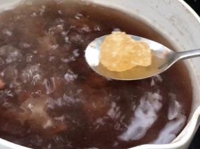 半小时后加入冰糖，继续熬煮20分钟左右