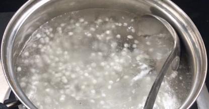 放入开水锅中，拌匀至沸腾