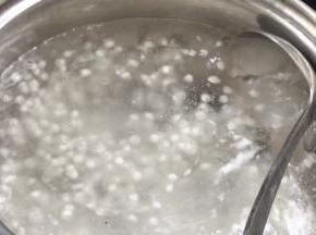 放入开水锅中，拌匀至沸腾