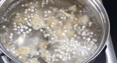 一同倒入西米锅中，拌匀至沸腾