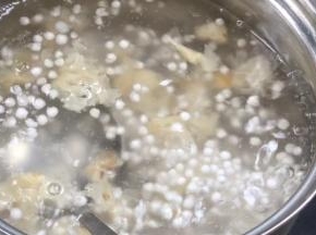 一同倒入西米锅中，拌匀至沸腾