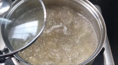 关火，盖上锅盖焖20分钟左右