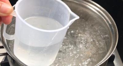 舀出适量沸水