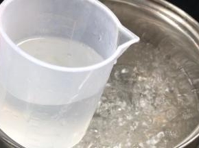 舀出适量沸水