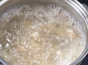 转小火熬煮10分钟