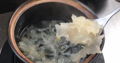 银耳熬煮至汤汁浓稠
