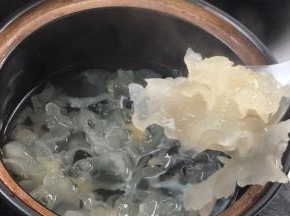 银耳熬煮至汤汁浓稠