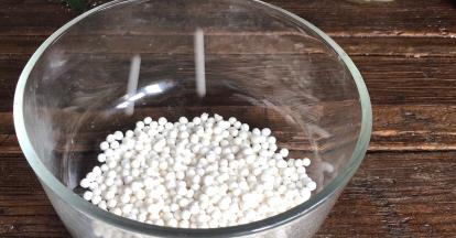 西米装入容器中