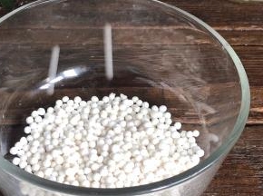 西米装入容器中